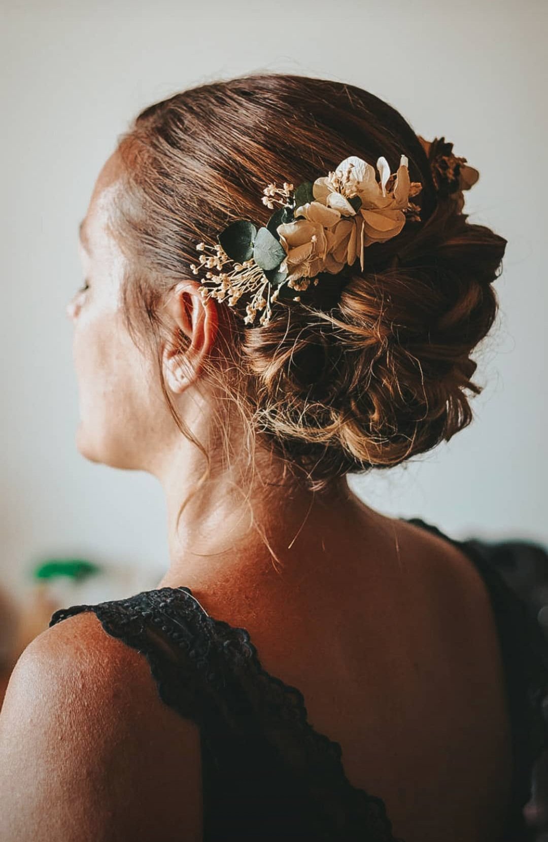Bijoux de cheveux mariée fleurs naturelles éternelles ivoire et eucalyptus