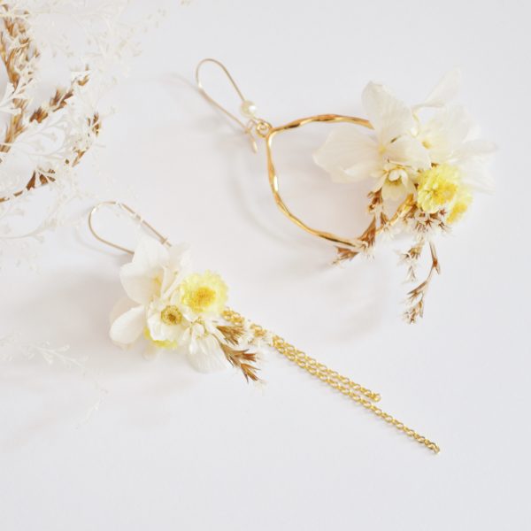 Boucles d'oreilles fleurs séchées dépareillées aux tons jaunes et ivoire - bijoux mariée originaux