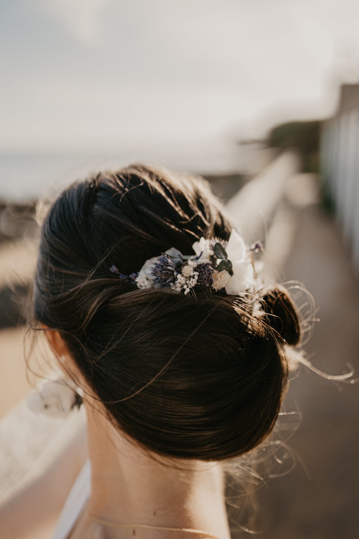 Peigne à cheveux mariage fleurs stabilisées ivoire, eucalyptus et chardons bleus