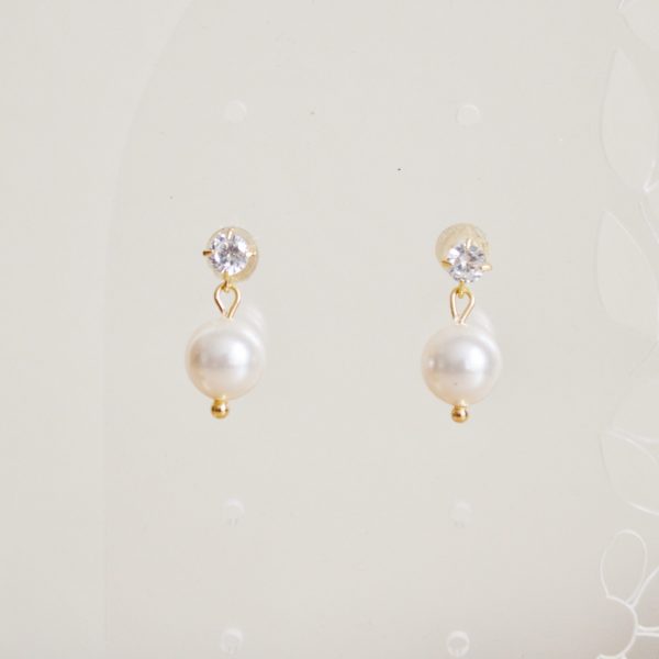 Perles d'oreilles nacrées sur clous d'oreilles en zircon- bijoux minimalistes et chics Cérémonie