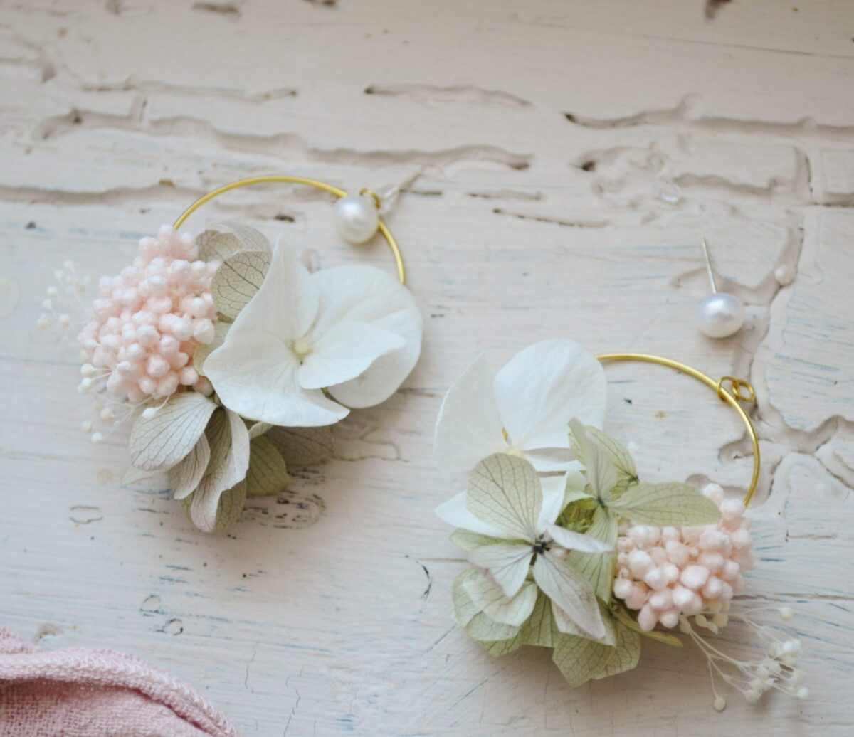 Boucles d'oreilles créoles à fleurs fraiches vert sauge.