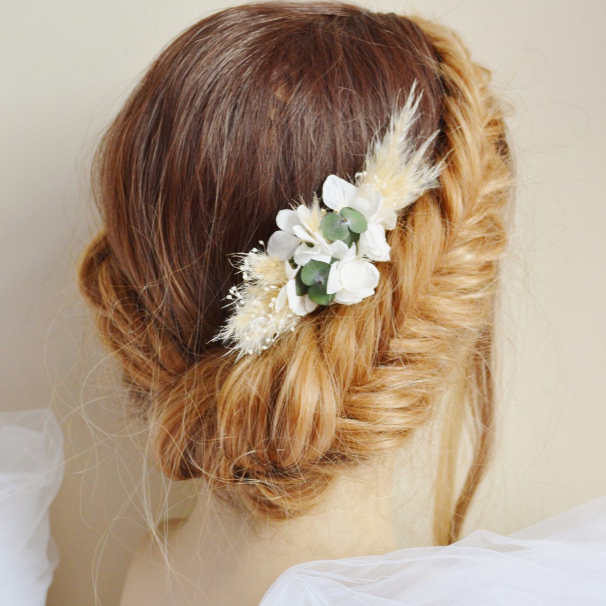 Peigne a cheveux mariee fleurs bleues et blanches avec pampas accessoire de coiffure mariage bleu